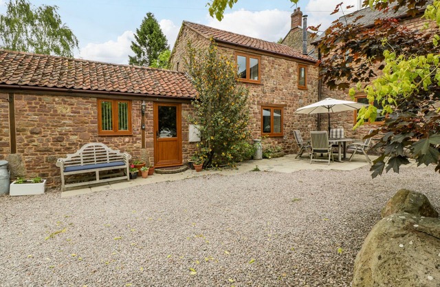 SUTTON BARN, pet friendly, character holiday cottage in Ross-On-Wye
