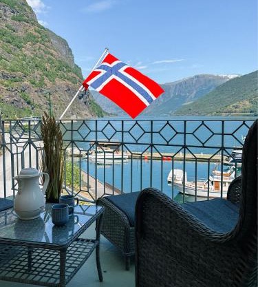 Svingen Guesthouse - Panoramic Fjord Views in Flåm