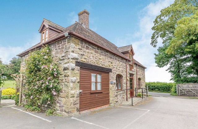SWALLOW'S NEST, pet friendly, with a garden in Craven Arms