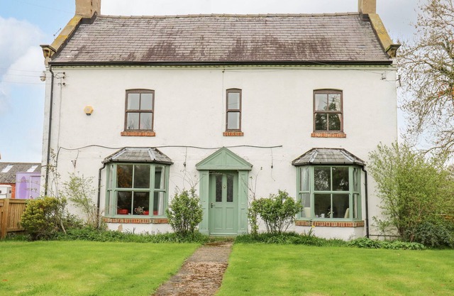 SWALLOWS FARM, character holiday cottage in Stainforth, Doncaster