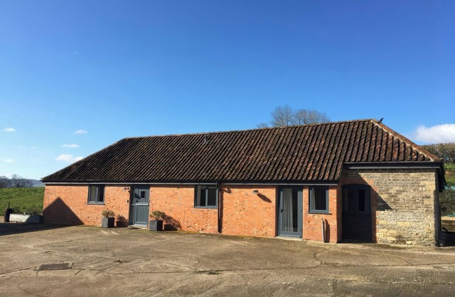 SWALLOWS NEST, pet friendly, with hot tub in Sturminster Newton