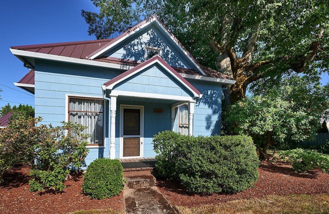 Swanky Historic Farmhouse in Downtown Carlton
