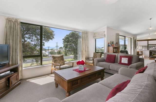 Sweeping Sea Views - Waihi Holiday Home