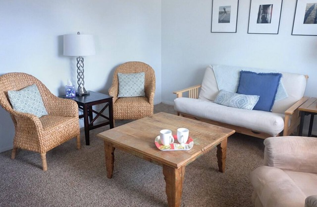 Sweet 2 Bedroom Cottage 10 minutes from the beach