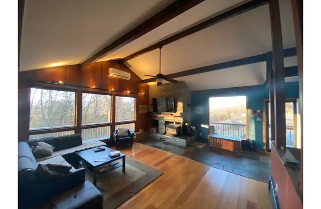 Sweet and spacious mountain view home w/fireplace!