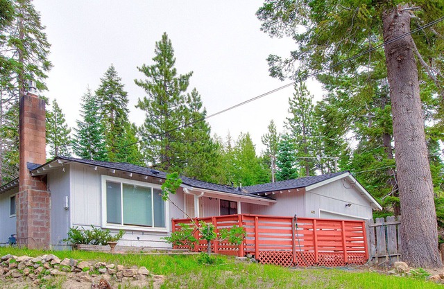 Sweet Cabin w/BBQ, Fireplace, Large Deck, Pet Friendly, by Heavenly (NVH0861)