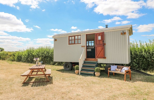 SWEET CAROLINE SHEPHERD’S HUT, pet friendly in Sutton-On-Trent