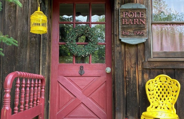 Sweet cottage with lots of privacy that's perfect for a romantic getaway.