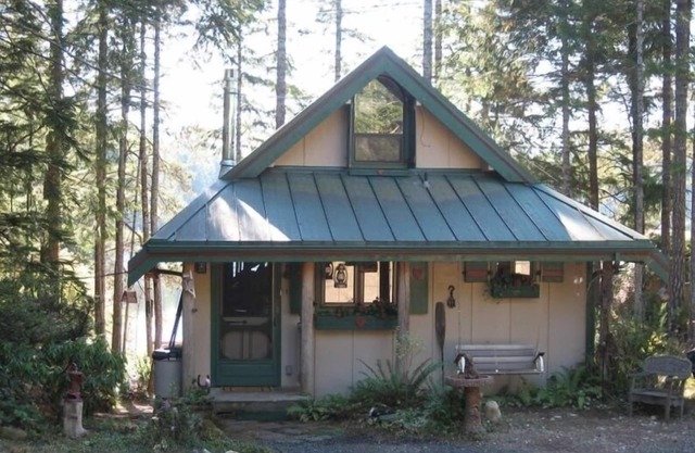 Sweet Huckleberry Cottage on Old Hatchery Lake