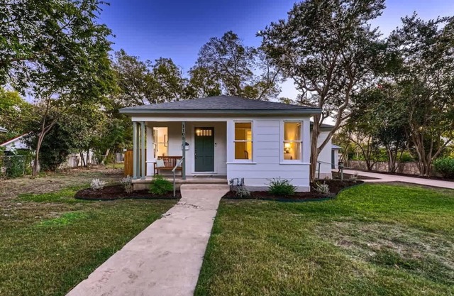 Sweet Sage Cottage in Old Town Close to the Square