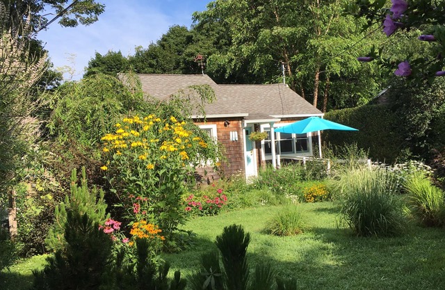Sweet Southold Beach Cottage FALL WINTER SPRING SUMMER 1 min walk to beach