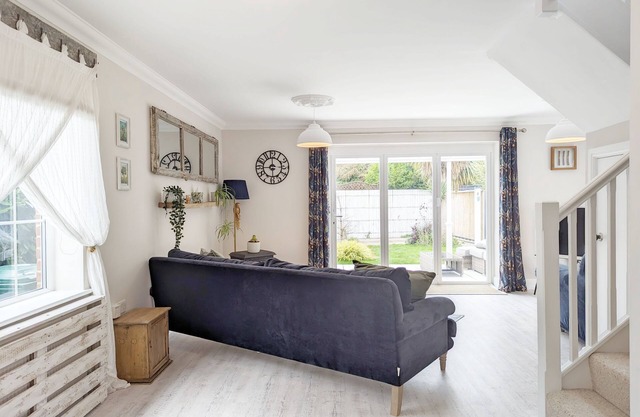 Sweetpea Cottage - a cottage that sleeps 4 guests in 2 bedrooms