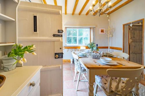 Swift Host - 2 Bedrooms - Period Cottage - Garden - Village Location - Dog Friendly