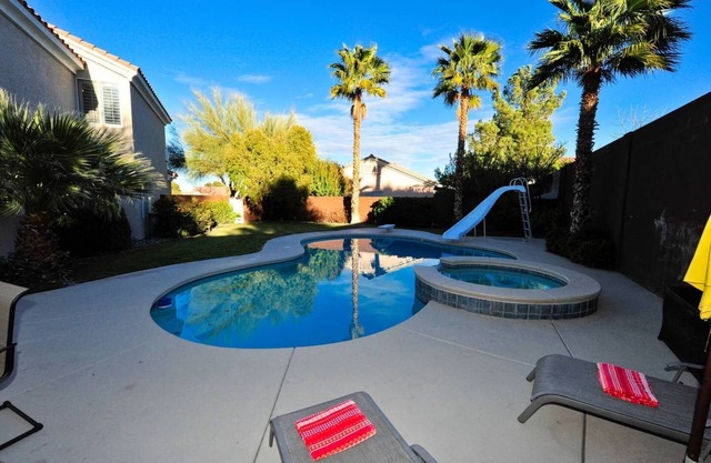 Swimming pool, hot tub, basketball court, putting green, family friendly