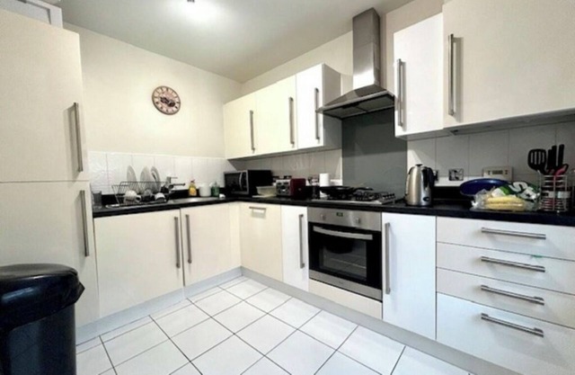 Swindon Cozy Central Home with Free Parking!