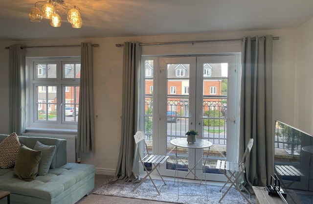 Swindon Double En-suite Home with Garage and Free Parking! Contractors!