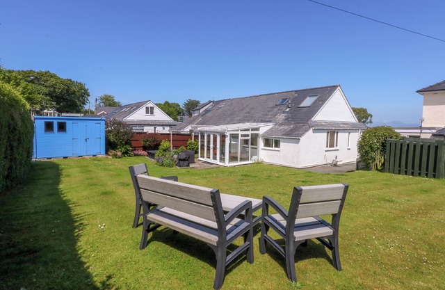 SWN Y DON, pet friendly, country holiday cottage in Llanbedrog