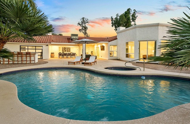 SWSS - 8-BR/18 beds Sport Ct/Poo/ProPutingGreen/HotTub & 15% OFF 7+ Night Stays