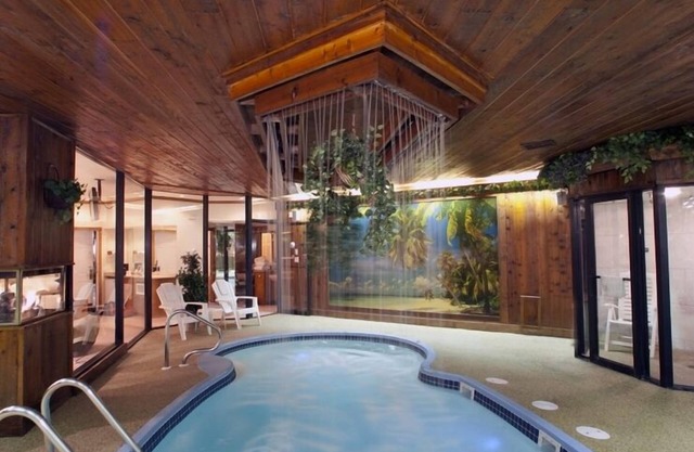 Sybaris Pool Suites Mequon