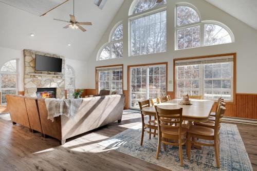 Sycamore Cove by AvantStay Hot Tub Game Rooms