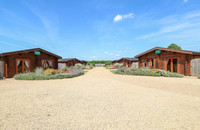 SYCAMORE LODGE, family friendly, with pool in Greetham, Rutland