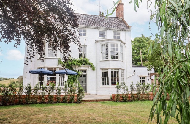 SYLEHAM HOUSE, pet friendly, luxury holiday cottage in Eye