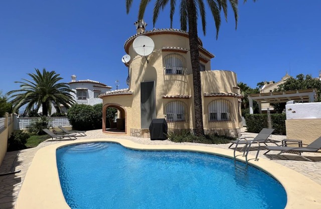 T-0523 Very well maintained villa 500 m to the sea