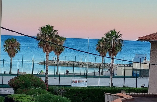 T2 APARTMENT WITH TERRACE SEA VIEW, CLOSED GARAGE, CLOSE TO THE CALANQUES