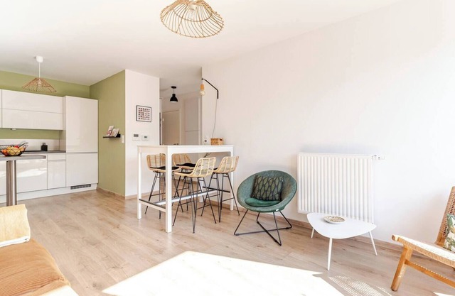 T2 balcony, quiet, bright and well located