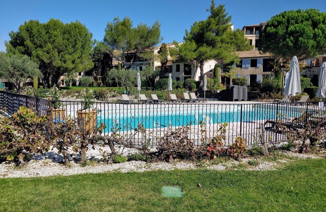 T2 Plein Sud, on the Pont Royal golf course. Swimming pool. Garden