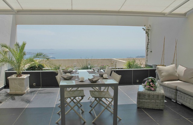 T2 sea view, large terrace, residence with swimming pool