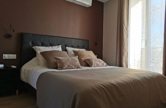 T2 with shower and king bed