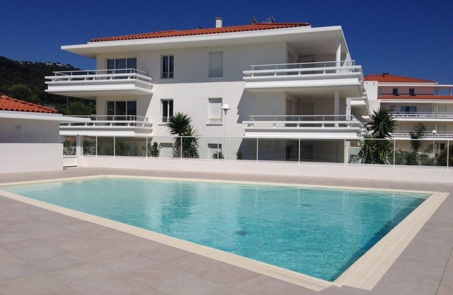 T3 apartment with sea view, swimming pool, garage and beaches 200m away