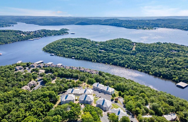 Table Rock Lake Access Condo-Double Kitchens-Free Attraction Tickets-Cmty Outdoor Pool-Pickleball