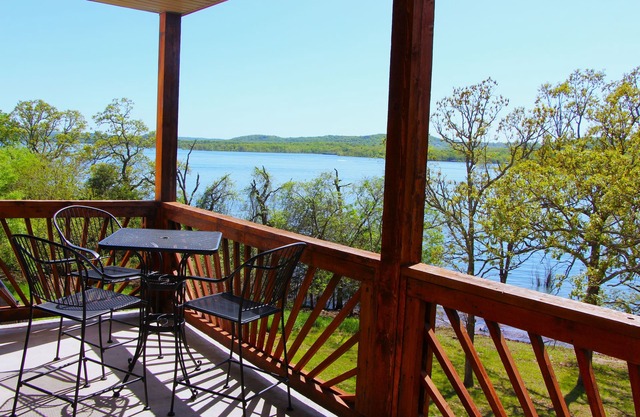 Table Rock Lake, Luxury Lake front condo, jacuzzi ,5 min to Silver Dollar City