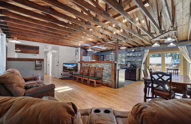 Tahoe Forest Lodge, 5 BR-sleeps 10, hot tub, great back yard (SL196Meadow)