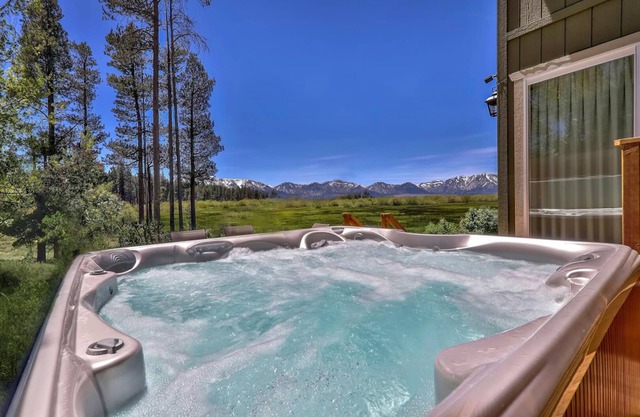 Tahoe Retreat on the Meadow-Ski Lease, Hot Tub, Views, Golf, A/C