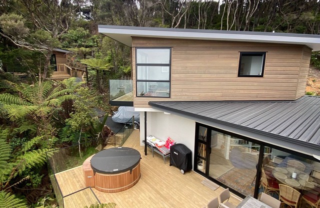 Taiaruru beach house, Bay of Islands, direct beach access & cedar hot tub