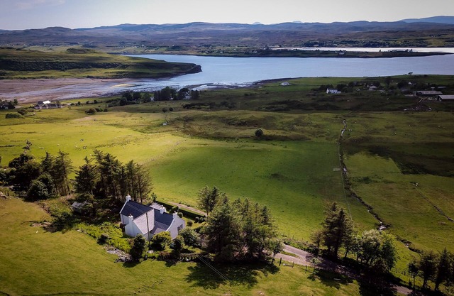 Taigh Dolag. Skye Holiday house, central location with stunning views.