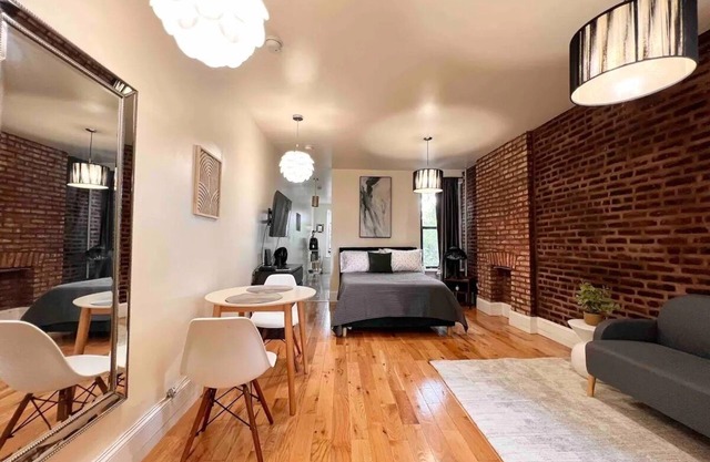 Take a break and unwind at this peaceful studio with multiple windows