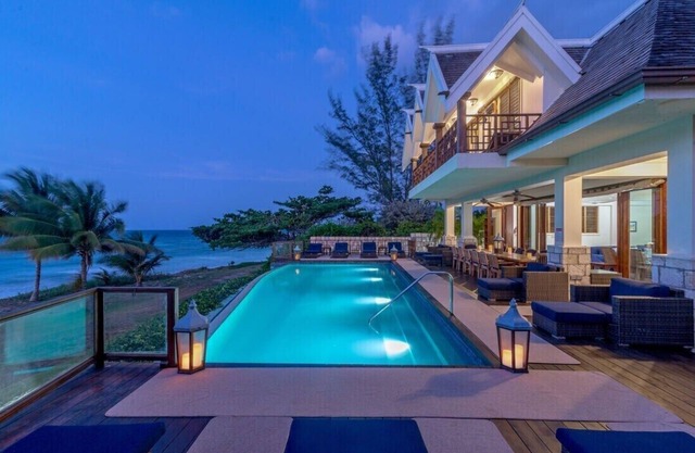 Tallawah 7-BEACHFRONT! FAMILIES WELCOME! STAFFED! INFINITY POOL! SECURITY
