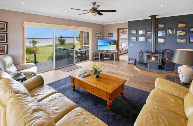 Tambo Escape - Boasting 180-degree water views, down a quiet country road