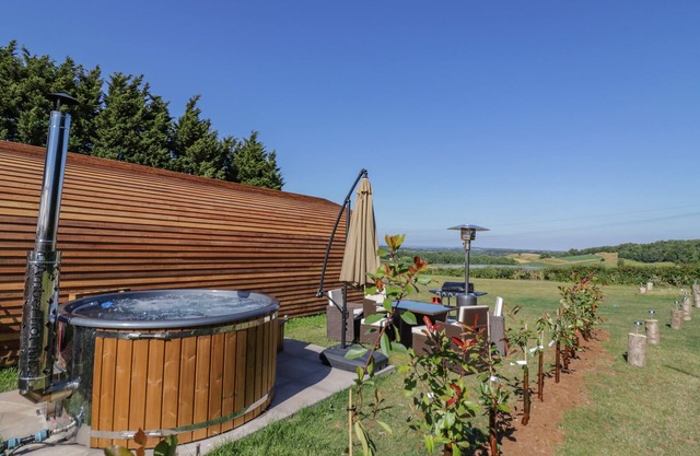 TAMINA, pet friendly, with hot tub in Great Witley