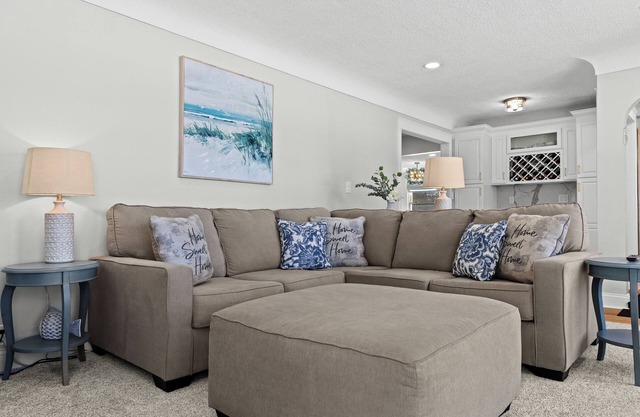 Tan Lake Oasis: Modern Lakefront w/Game Room, 2 min to Downtown Oxford