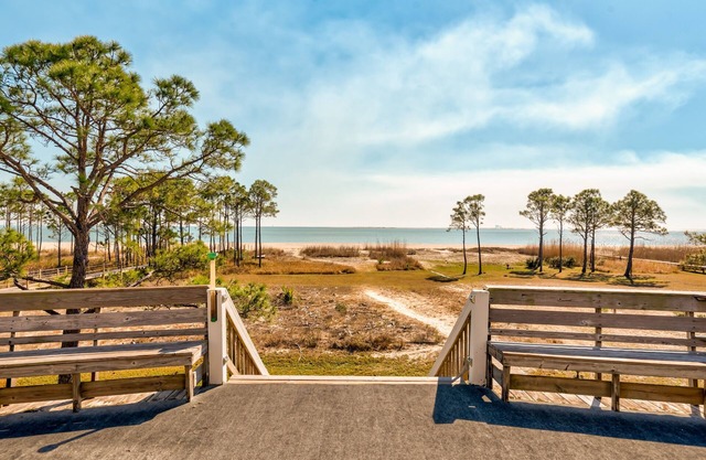 Tan Lanes! Cozy, affordable and direct access to the beach.