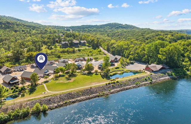 Taneycomo Lakefront-Private Hot Tub-Free Attraction Tickets-Near State Park Marina & Top of the Rock