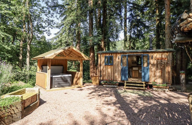 TANGLEWOOD SHEPHERDS HUT, romantic, with hot tub in Welshpool