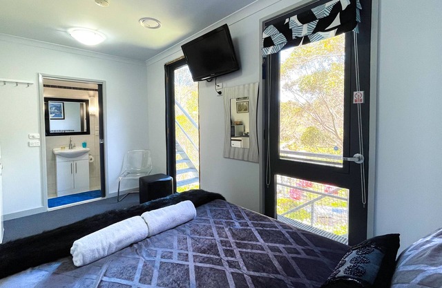 Tanjil Creek Lodge - Bedroom 4 (Small Family or Couples Retreat)