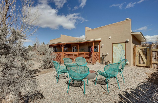 Taos Home w/Private Hot Tub, Sauna & Gas Grill!