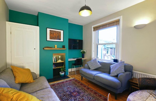 Tastefully Decorated 1-Bed with Free Parking - At Hem